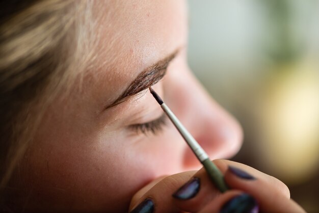 Chica con maquillaje profesional