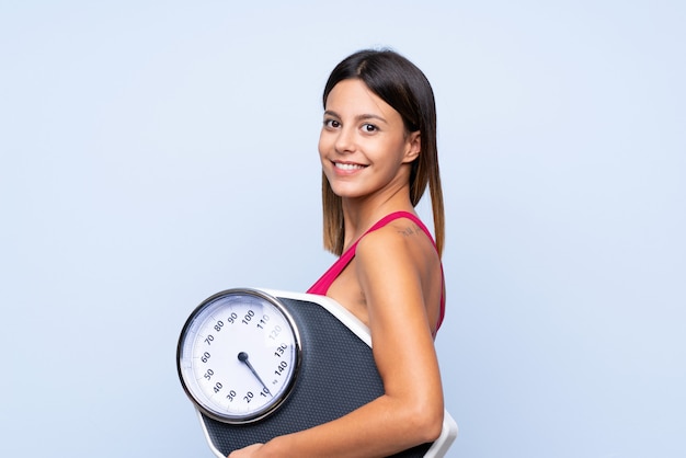 Foto chica con máquina de pesaje con máquina de pesaje