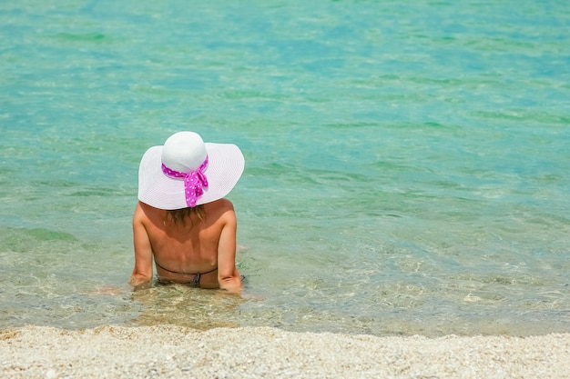 chica en el mar en grecia