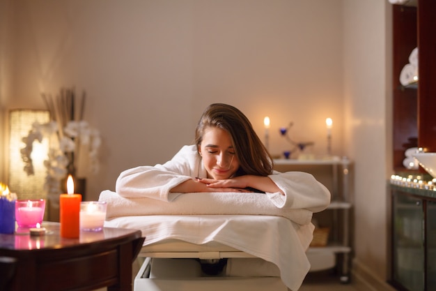 Chica en masaje en el salón de spa.