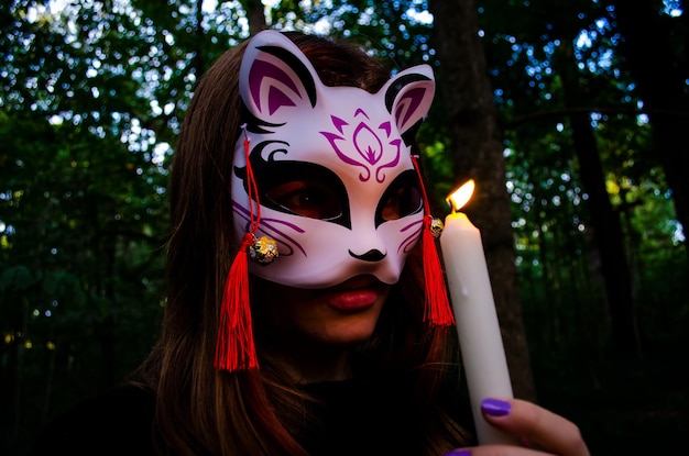 chica con máscara de carnaval