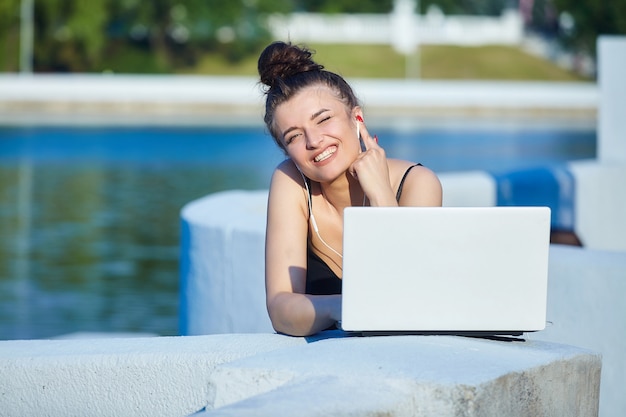 Chica con una máscara facial está trabajando afuera