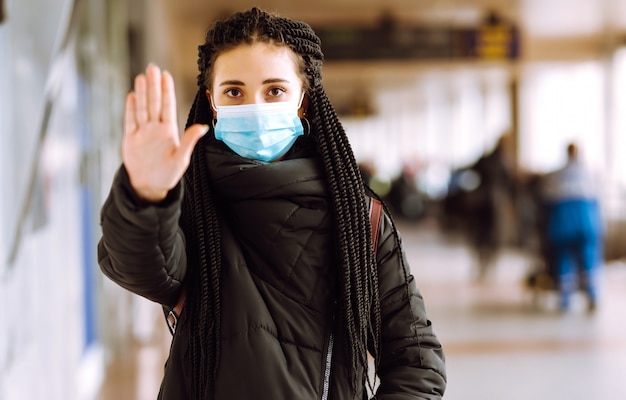 Chica en máscara médica protectora estéril