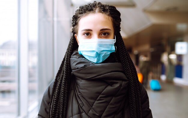 Chica en máscara médica protectora estéril