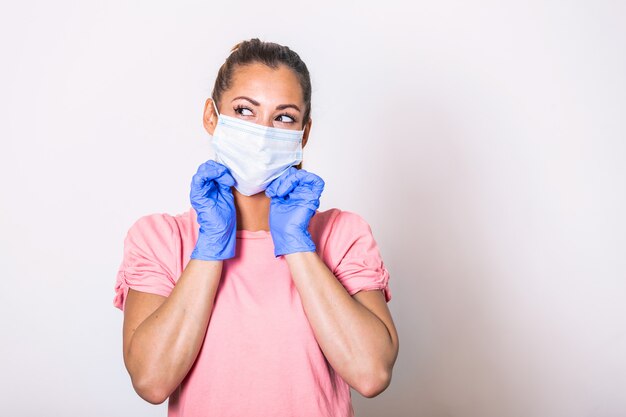 Chica con máscara médica para protegerla del virus. Personas hospitalizadas, diagnosticadas, en carantina (aislamiento)