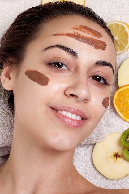 Chica con mascarilla facial natural de frutas caseras