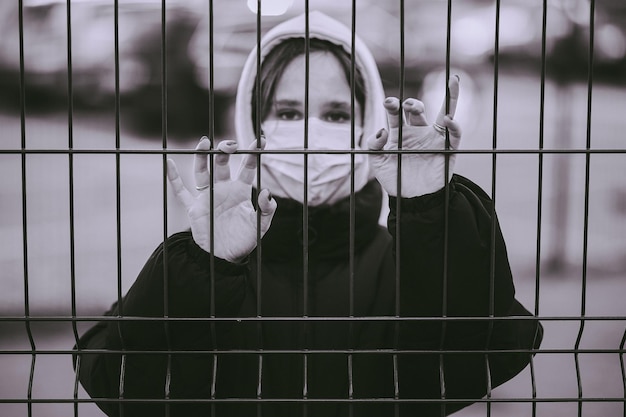 chica con mascarilla médica en la zona de cuarentena COVID19 foto en blanco y negro