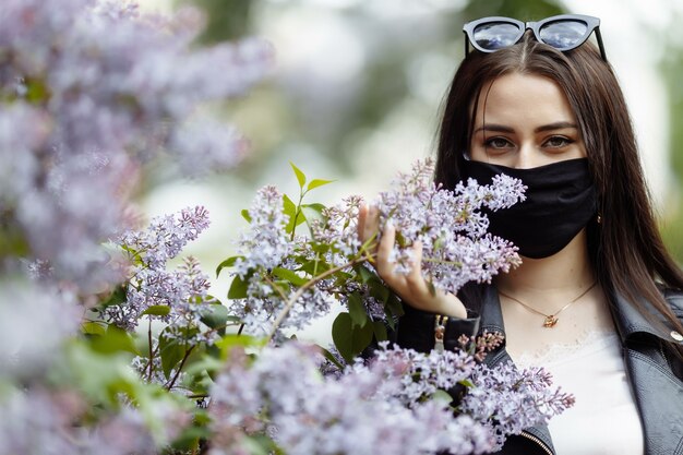 Chica con una mascarilla médica