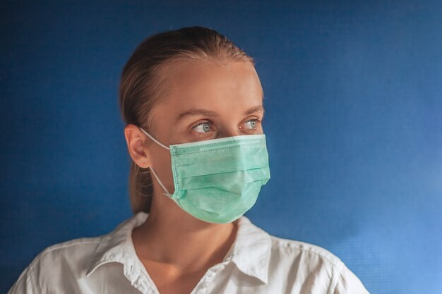 Chica en una mascarilla médica