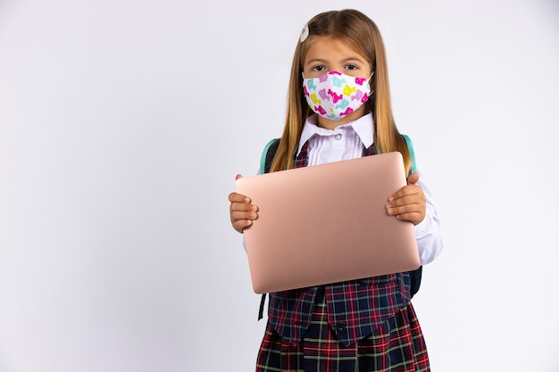 Chica con mascarilla personalizada regresa a la escuela después de la cuarentena y el encierro del covid-19.