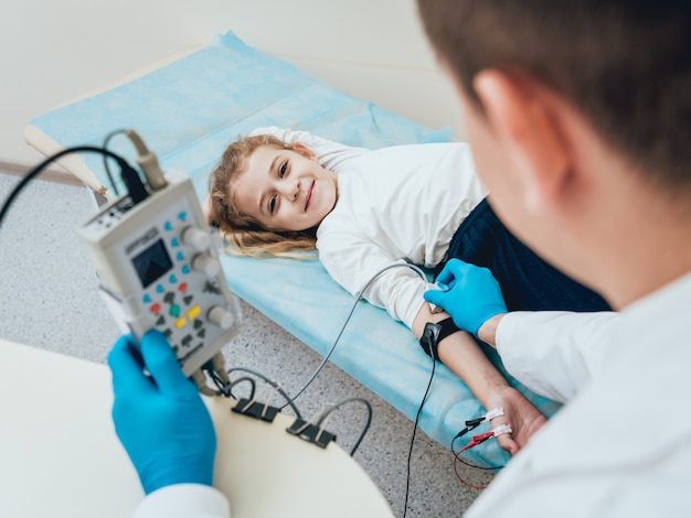 Chica en el médico-neuropatólogo.