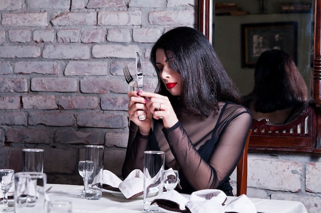 Chica en una mesa de restaurante