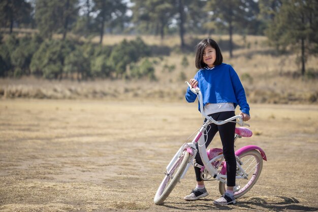 Chica mexicana en bicicleta al aire libre