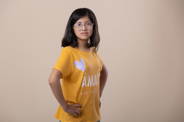 Chica mexicana que advierte la camisa del concepto de amor propio