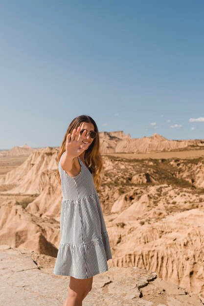 Chica mirando a la cámara en el desierto de las Bardenas Reales de Navarra en verano