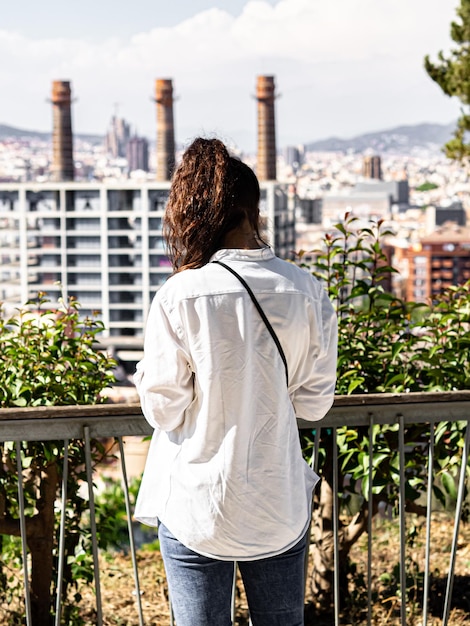 Chica mirando la ciudad