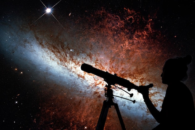 Chica mirando las estrellas con telescopio. Messier 82, Cigar Galaxy o M82 en la constelación Ursa Major Elementos de esta imagen proporcionados por la NASA.