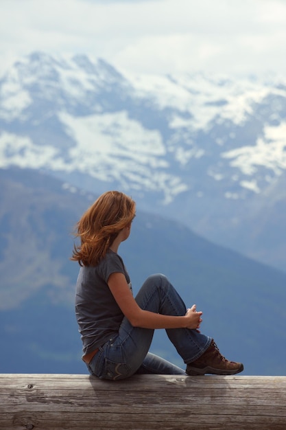 Chica mirando las montañas