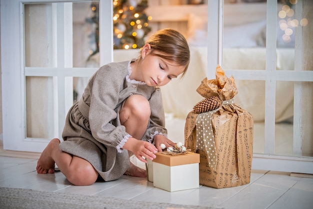 Chica mirando regalos full shot