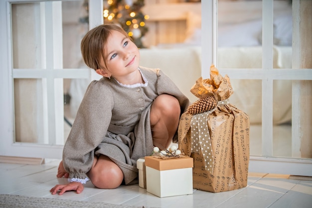 Chica mirando regalos full shot