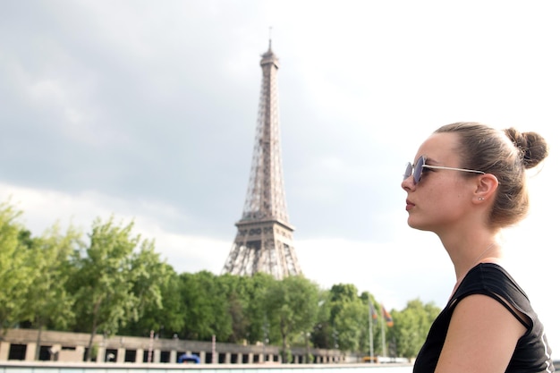 Chica mirando la torre Eiffel en París, Francia. En blanco y negro. Concepto de viaje romántico