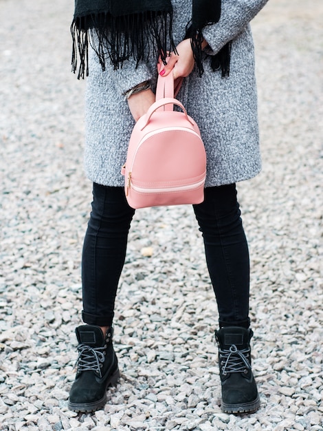 Foto chica con una mochila de cuero.