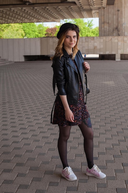 Chica con la mochila sonriendo a la cámara.