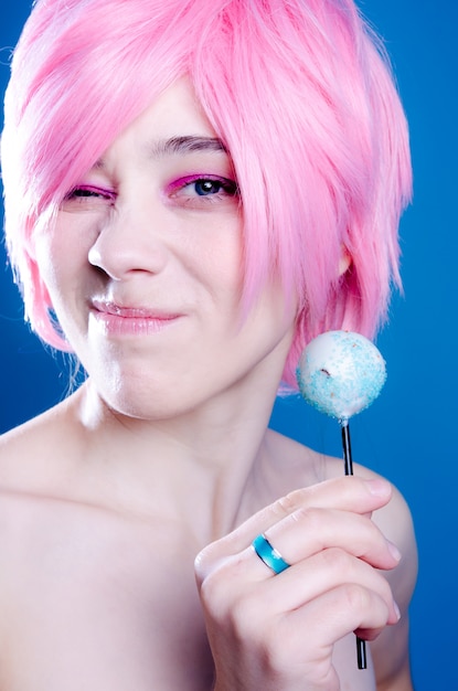 Chica de moda con cabello rosado con caramelo azul