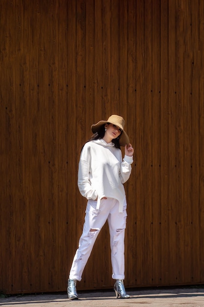 chica de moda callejera de primavera con sudadera blanca y jeans