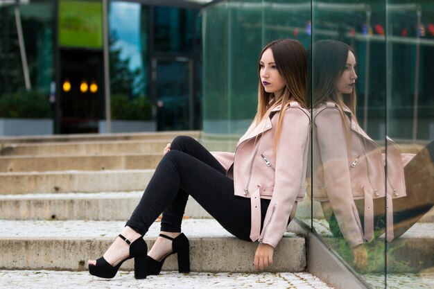 chica de moda cerca del edificio moderno