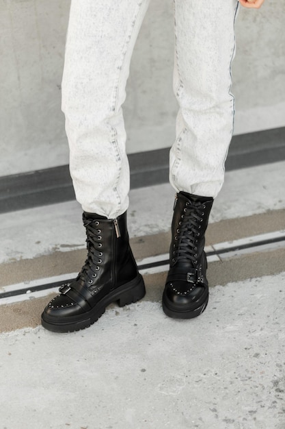 Bota De Invierno De Mujeres Negras De Cuero De Moda Juvenil Joven En Jeans  Con Zapatos De Moda En Una Habitación Cerca De La Caja Imagen de archivo -  Imagen de fashionable