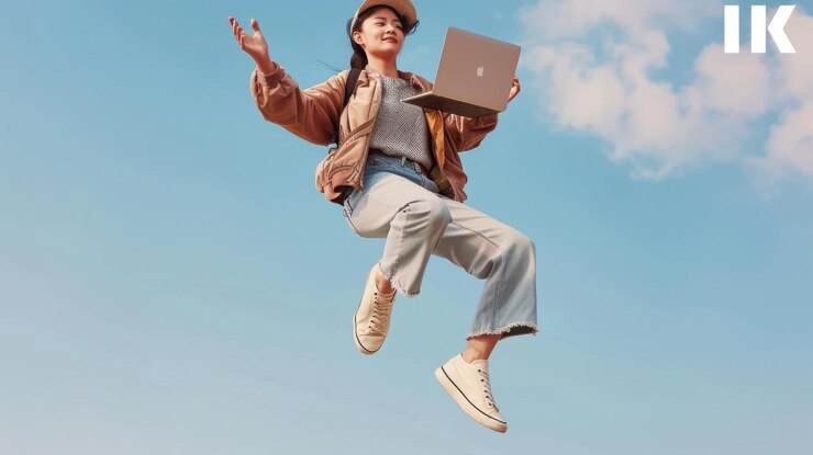 Una chica de moda está flotando en el aire sosteniendo una computadora portátil