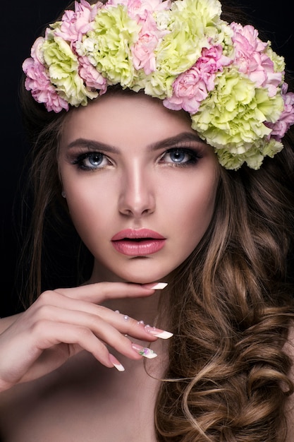 Chica de moda con flores en el pelo.