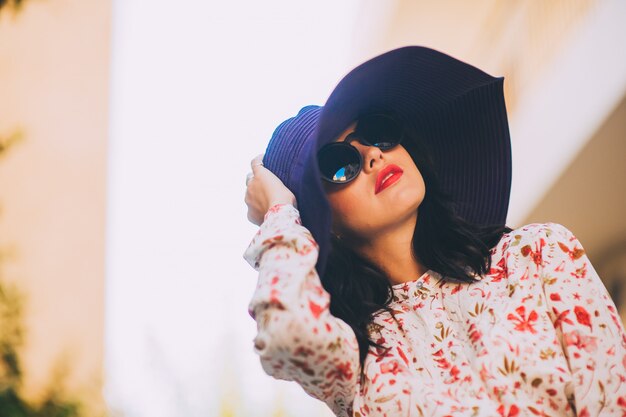 Chica de moda en un gran sombrero