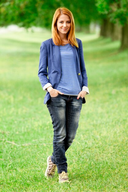 Chica de moda joven en primavera al aire libre.