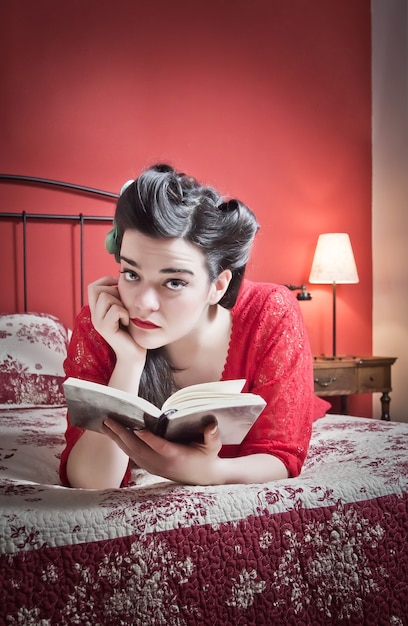 Chica de moda con maquillaje blanco y vestido retro