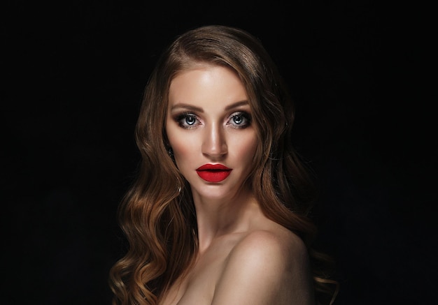 Chica de moda rubia con cabello rizado largo y brillante Labios rojos y maquillaje brillante