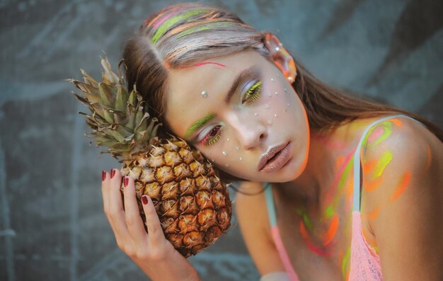 Chica de moda de verano de maquillaje de diseño de arte con polvo colorido maquillaje mujer de belleza con col brillante