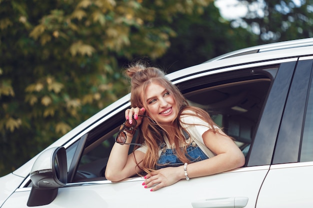 Chica de moda viajando en coche