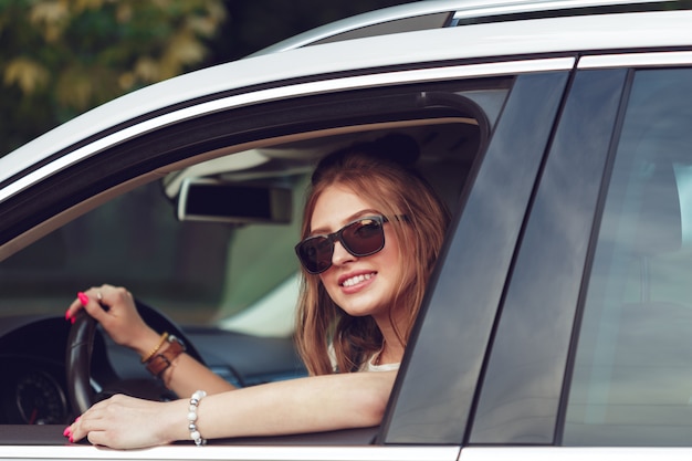 Chica de moda viajando en coche