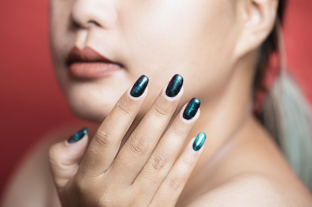 Chica modelo de belleza con uñas de manicura verde Mujer Maquillaje de moda y cuidado de manos