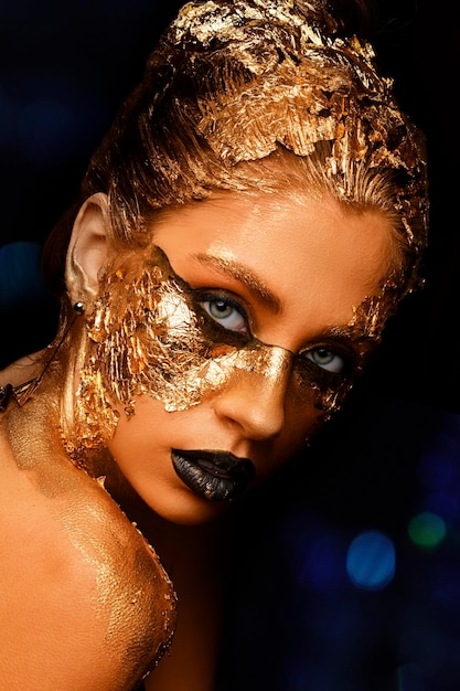 Chica modelo con festivo dorado glamuroso brillante maquillaje profesional