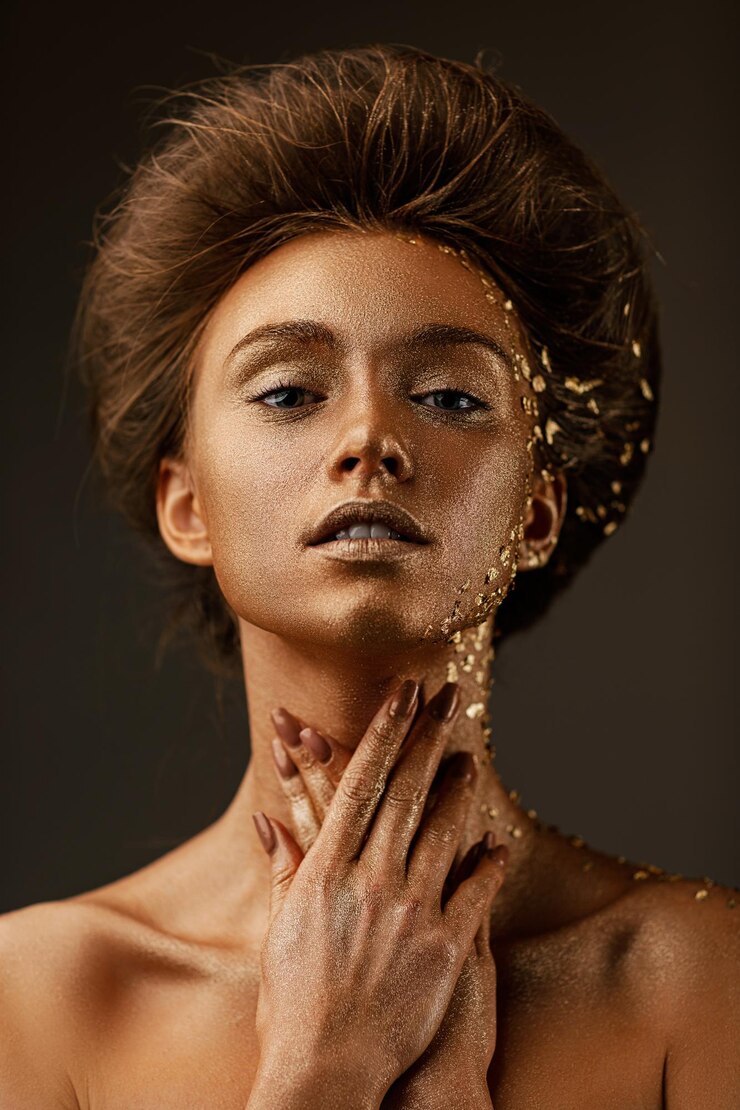 chica modelo con vacaciones dorado brillante maquillaje profesional