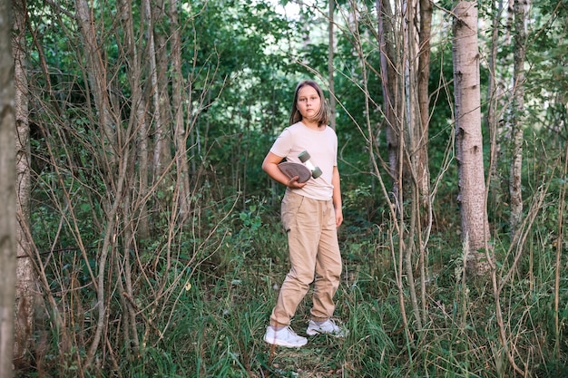 Chica con monopatín en camino en el parque