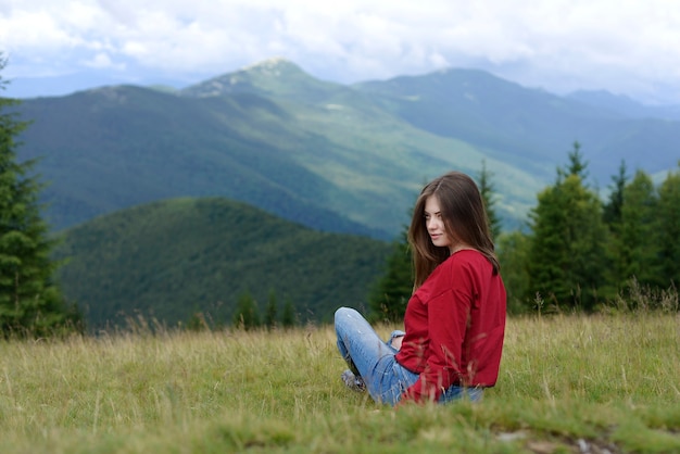 chica en las montañas