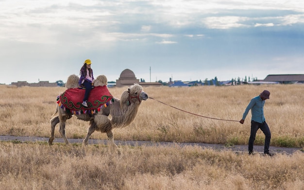 chica montando un camello
