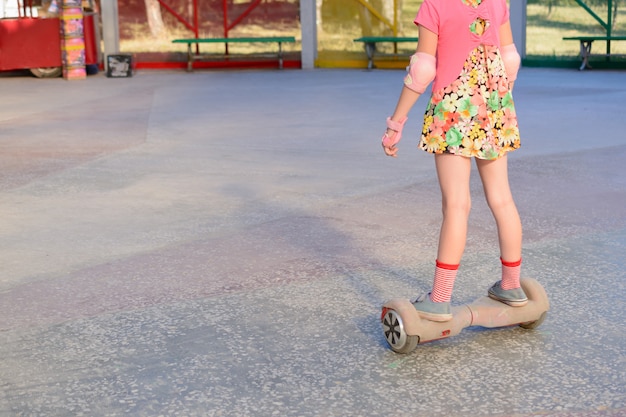 Chica montando en el hoverboard