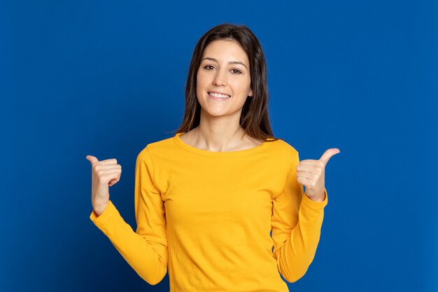 Chica morena con una camiseta amarilla