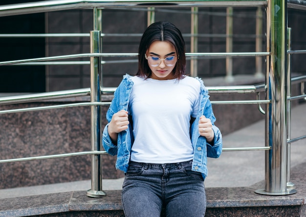 Chica morena con una camiseta blanca