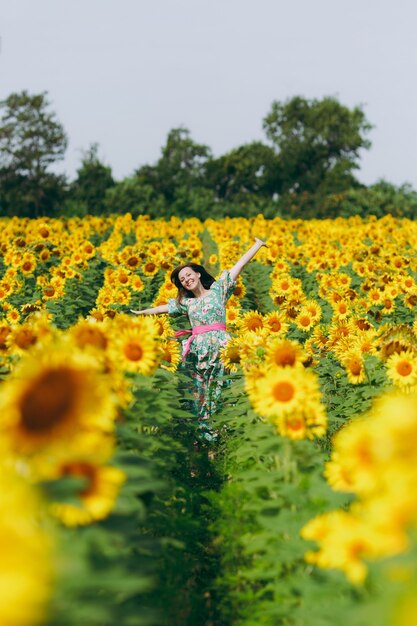 La chica morena en un campo de girasoles